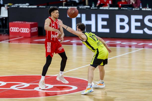 加盟利雅得 加盟利雅得